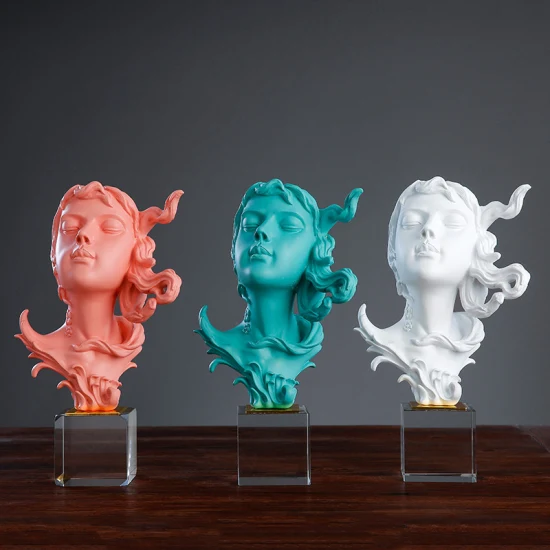 Скульптура Леди Бусте с развевающимися волосами на хрустальной подставке